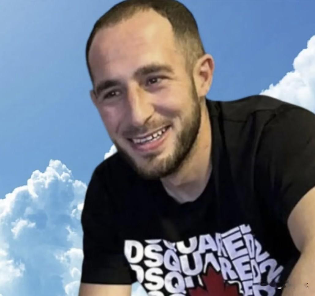 千万别把它当床睡‼️英国30岁男子已丧命30岁的英国流浪汉贝卡在城市的角落里寻