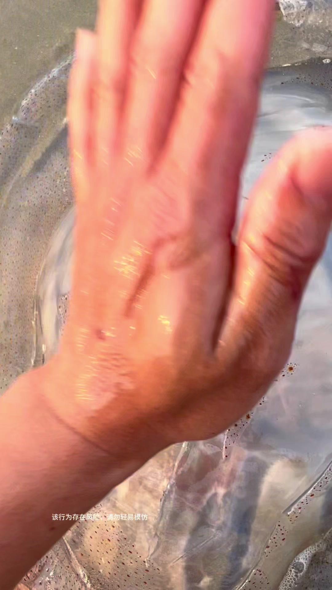 摸到它滑溜溜的皮肤，像在捏QQ糖一样，软乎乎的触感超治愈！而且水母颜色超丰富，粉