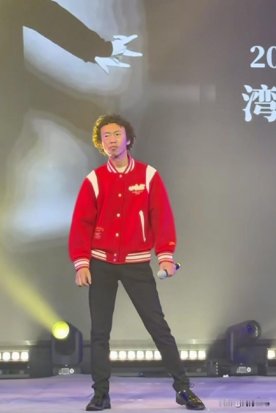 《牛来》是靠真诚取胜，庞麦郎则靠坚持原创取胜。庞麦郎昨晚绍兴巡演，100块就能听