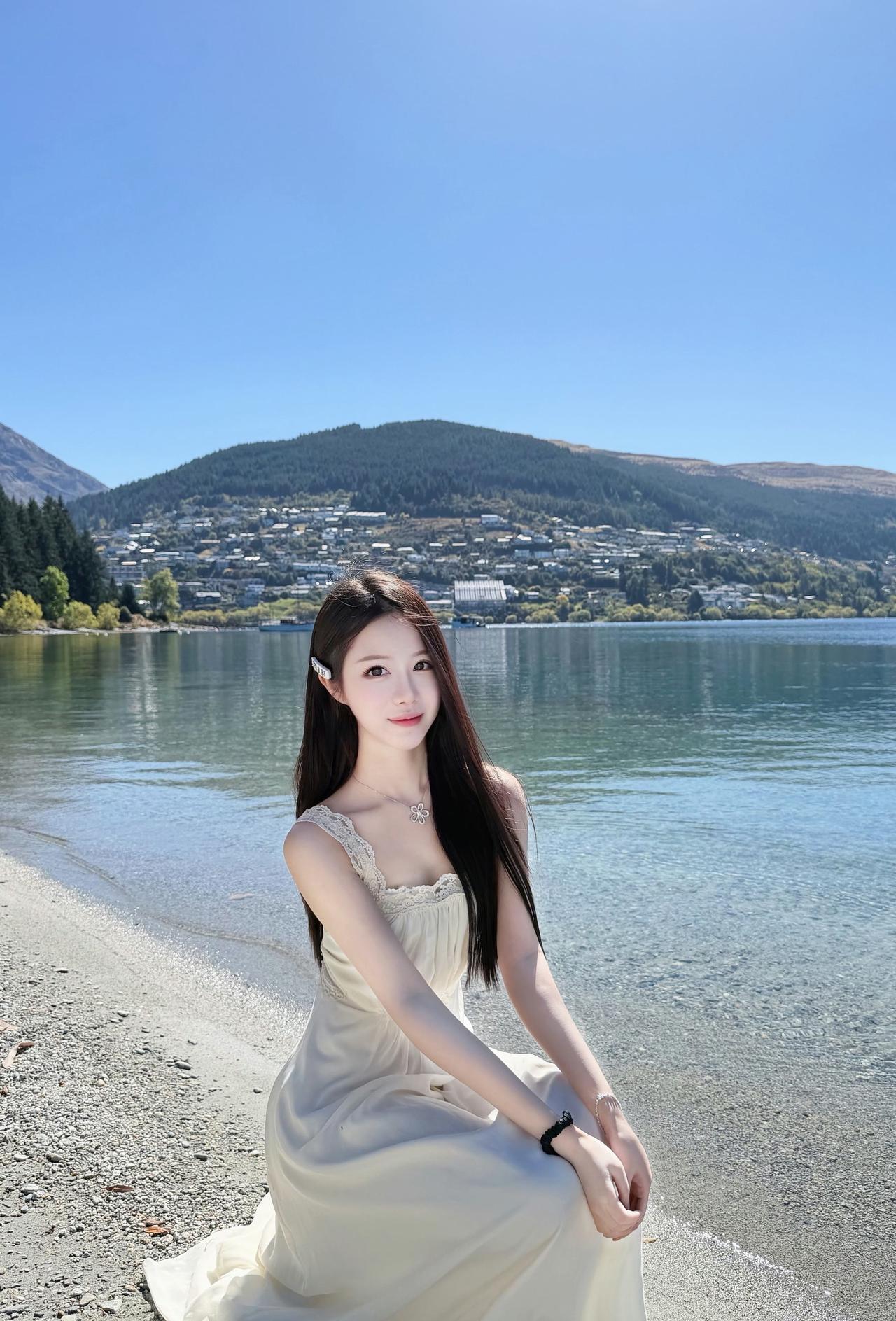 在湖边的微风里，白裙和阳光撞了个满怀。澄澈的湖水与蓝天，是大自然最温柔的背景板，