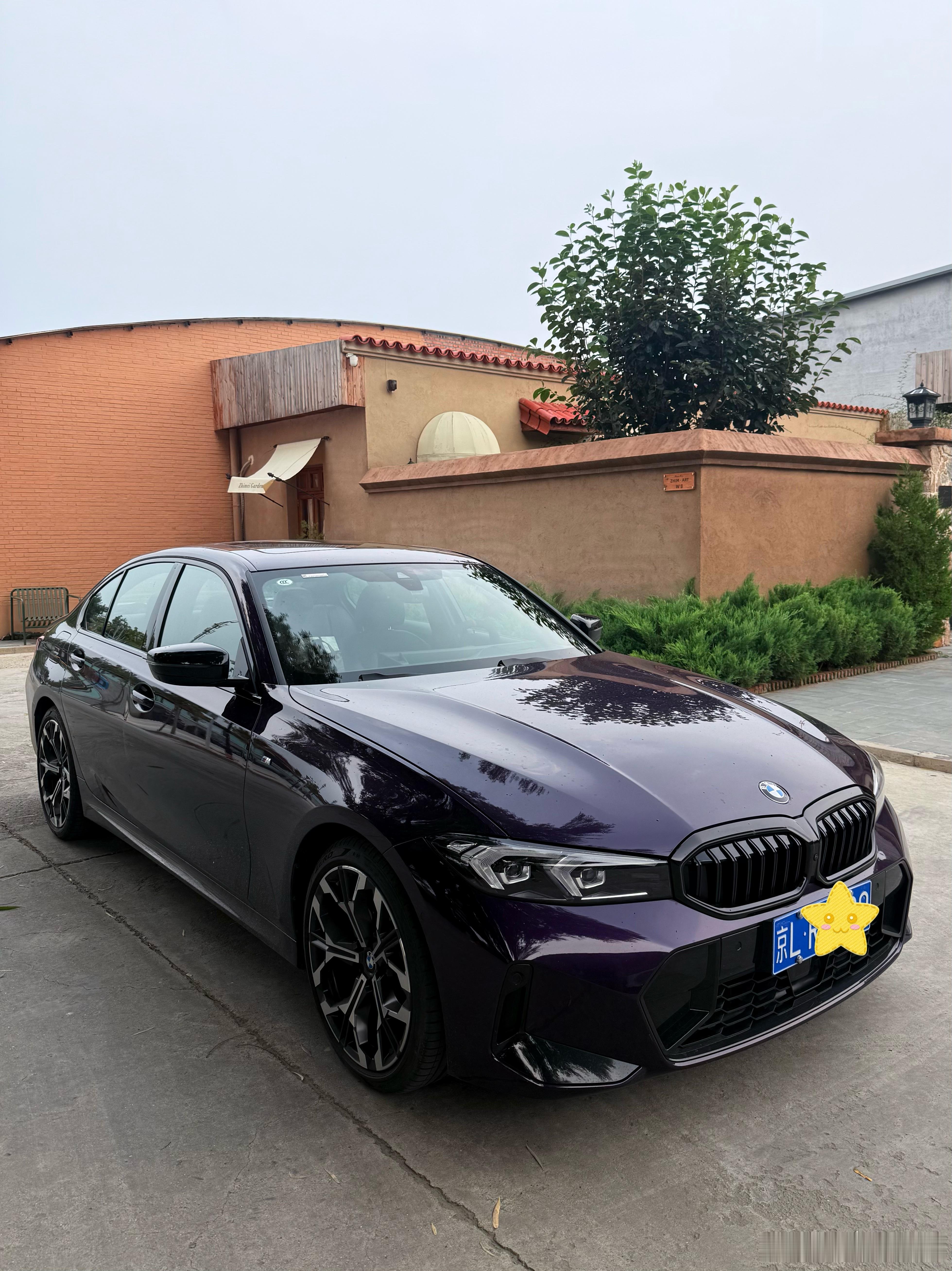 前两天借了一辆限量2500台的宝马3系50周年纪念版简单体验了一下外观有专属的磨