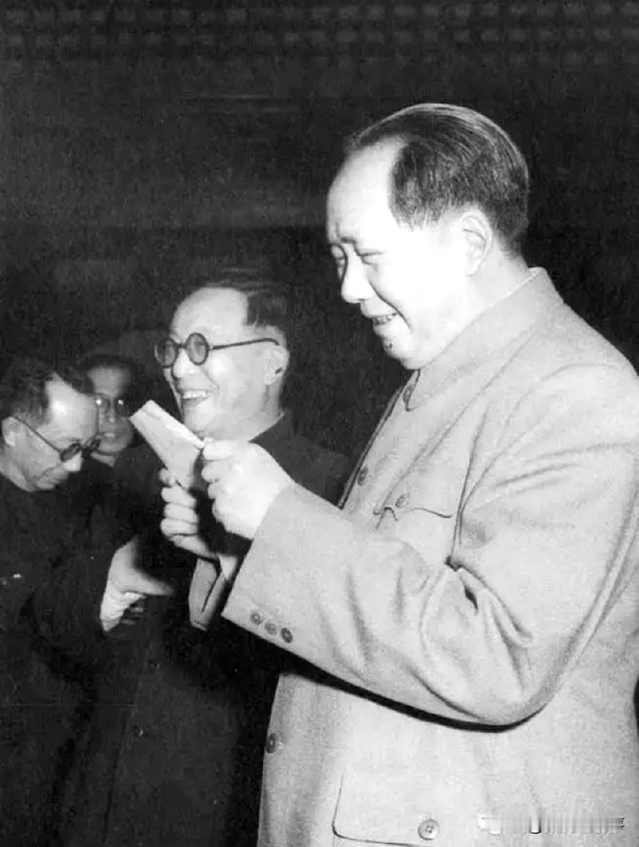 千万不能打美国！听听毛主席是怎么说的！千万不能打美国。当年抗美援朝时，很多人给毛