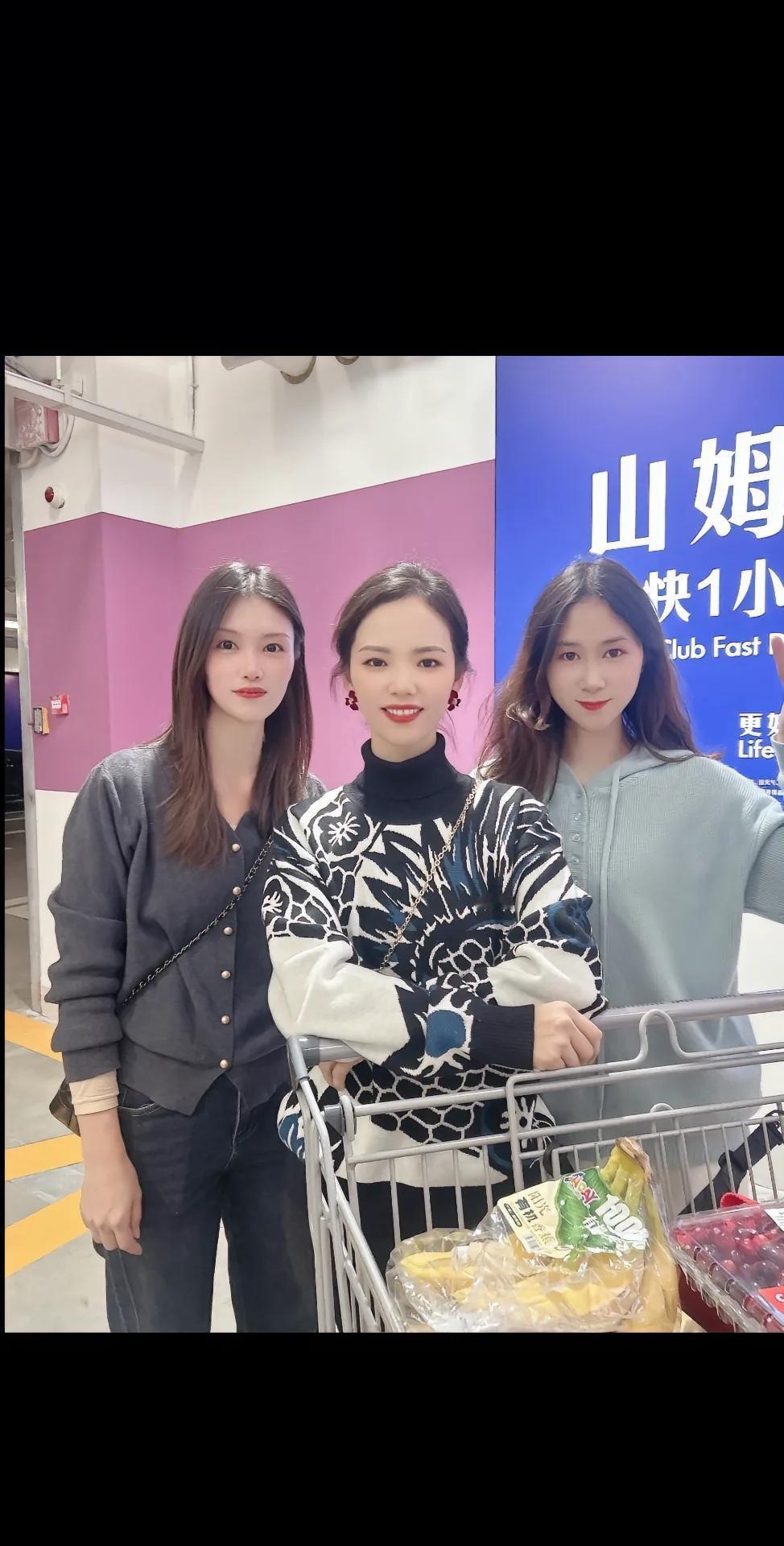 场子姐的闺蜜长的确实漂亮，身材好气质佳，难怪能让场子哥跟她认识不久就开房、打胎了