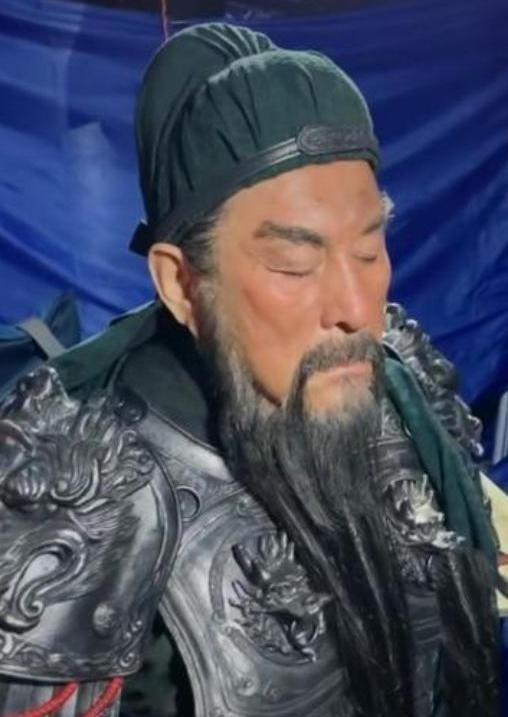 有些演员演角色，是工作；陆树铭演关羽，是天命。1990年，一场大雨把他逼回家关