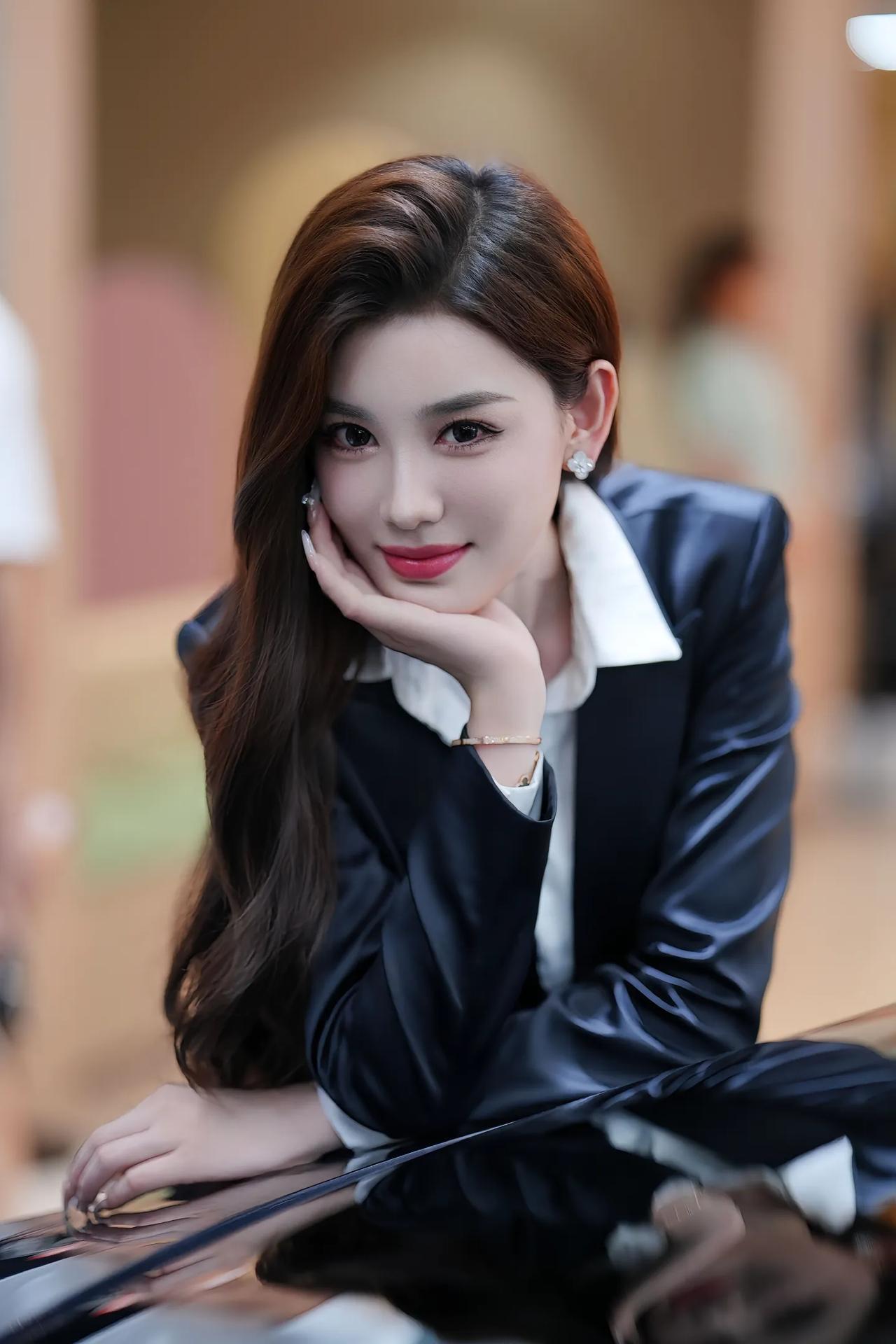 车模琳琳最近在车圈可火了。她身材高挑，颜值出众，每次出现在车展上都能吸引一大波目