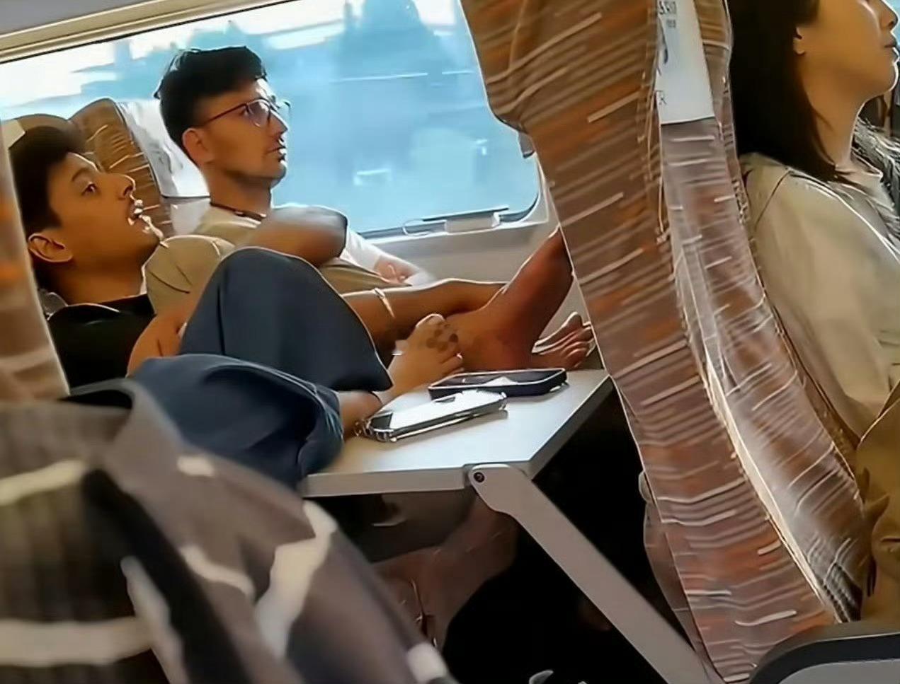 中国高铁上的印度人，这样的素质不配坐高铁，建议纳入乘坐高铁黑名单。大家赞同吗。