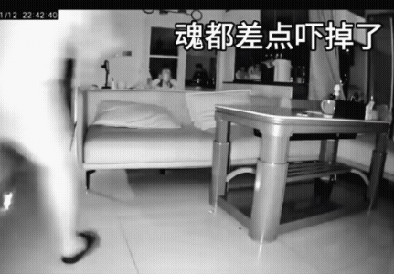 女儿:爸爸你在干吗？这一声，俩人啥心情都没了……估计是俩小孩的家庭，大的单屋