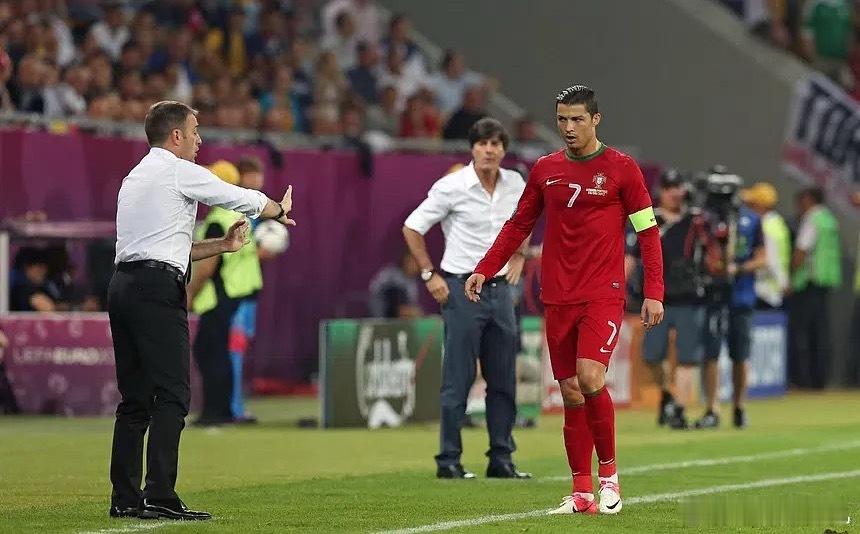 葡萄牙国家队主教练保罗·本托在接受采访时谈到了C罗。他坦言，在执掌葡萄牙国家队的