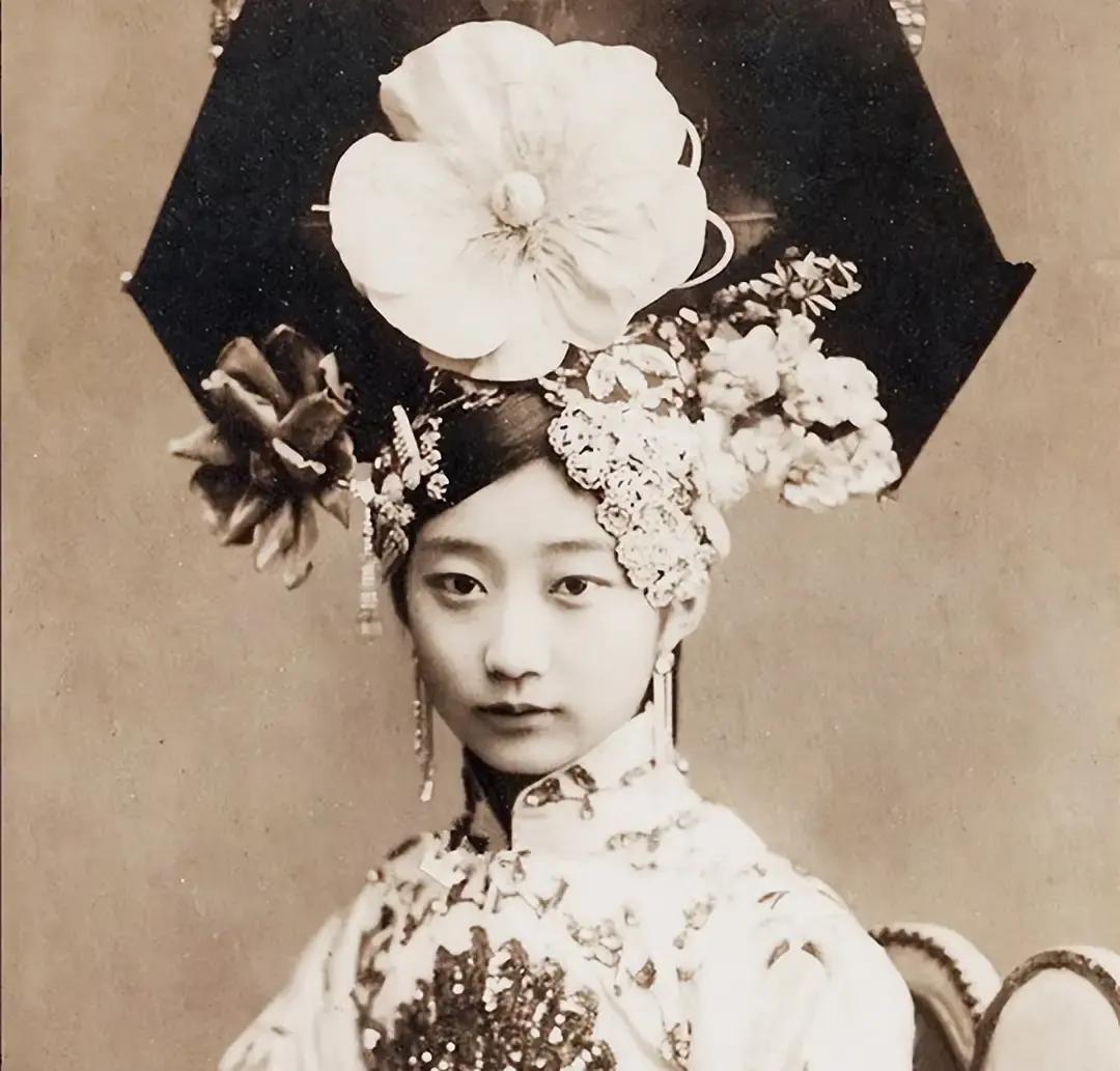 1959年，溥仪特赦回京后，一直暗恋溥仪的王敏彤再也按奈不住喜悦的心情，去医院做了妇科检查，开出一张