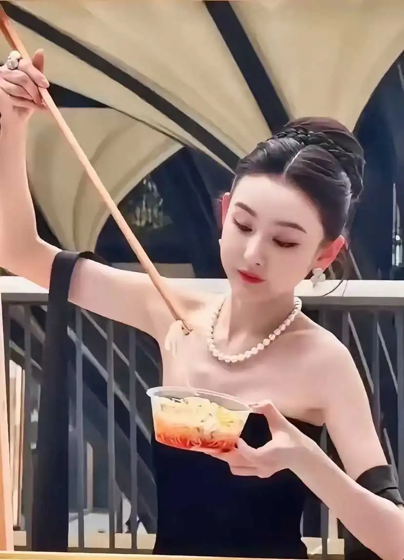 宋祖儿复出首个商务活动：瘦归瘦，脸却不凹，真厉害