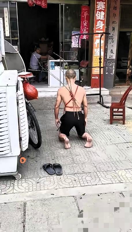湖北这男的也太离谱了！偷父母30多万挥霍一空，现在回来装样子“悔过”，还坚持