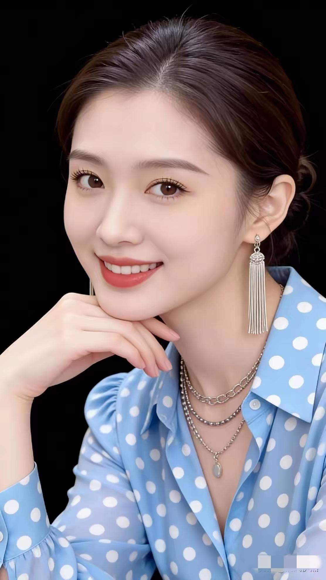 甜美微笑，蓝点衬衫，优雅项链，时尚耳环，完美搭配！😊✨