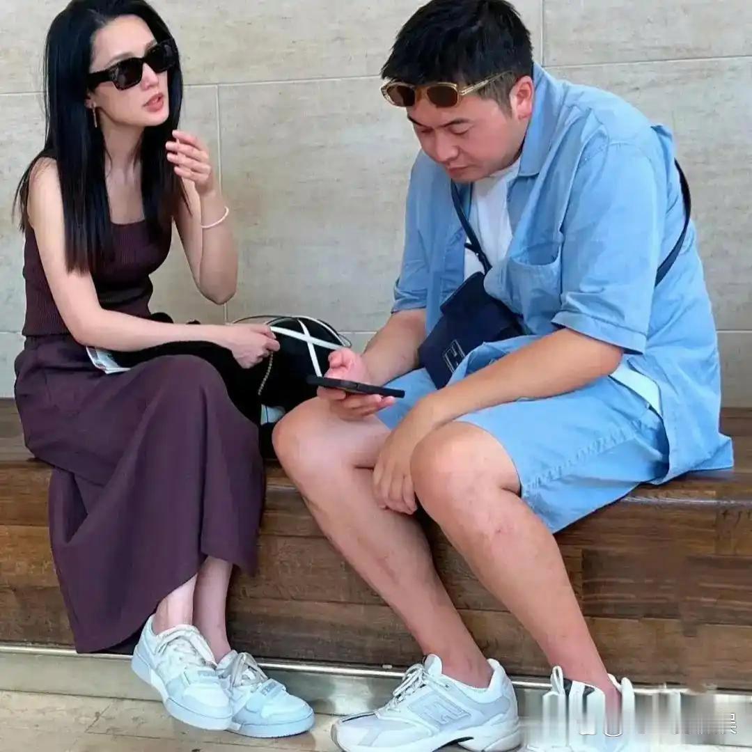 李沁跟她的经纪人在卢浮宫，在路人的镜头下，李沁真的很瘦。她说她体重从来没有超过9