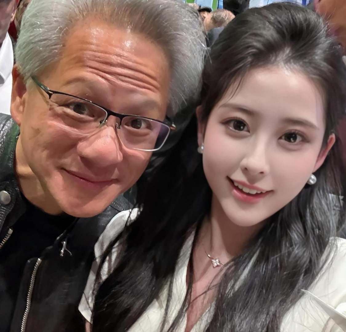 蛙趣这个女生好牛逼旁边是黄仁勋吧​