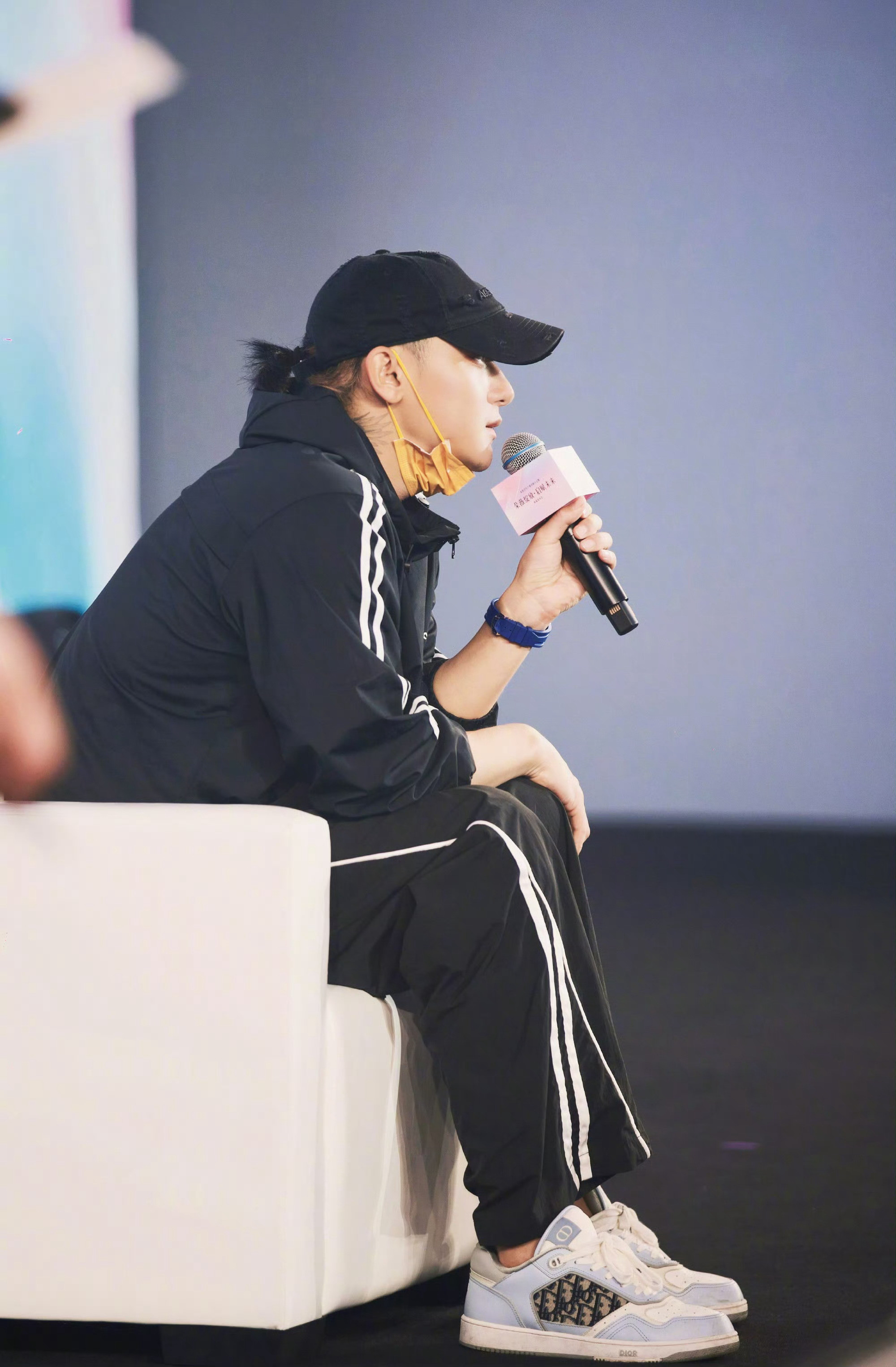 黄子韬卫生巾黑色异物这真没必要吧，那么大体量的产品，偶尔有一两个瑕疵不是很正