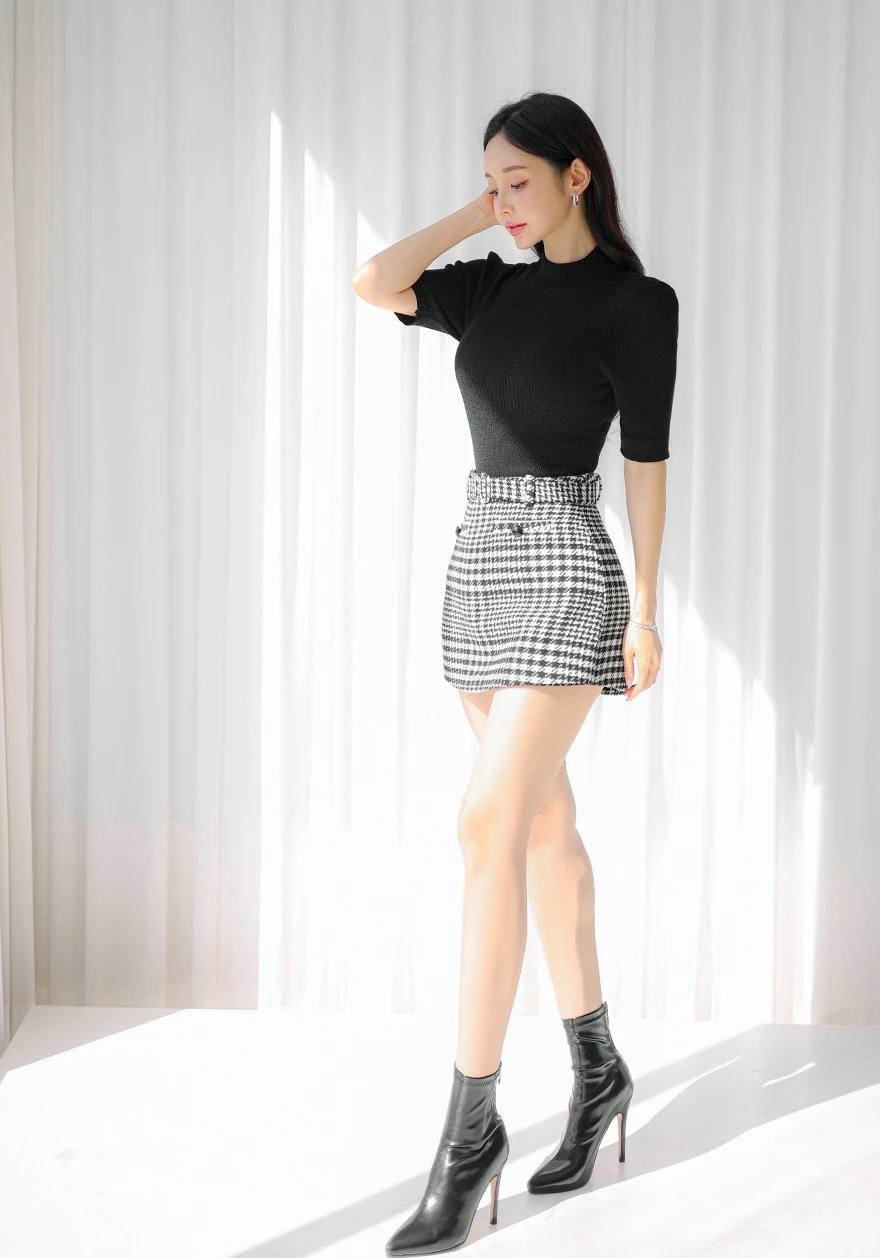 孙允珠-这身搭配好时髦，黑色上衣配格子裙。甜美小仙女的穿搭ins韩搭日常照