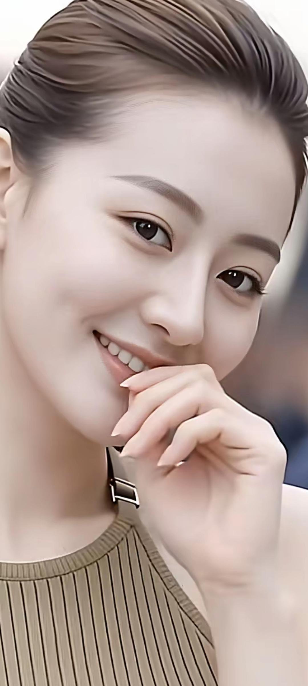 温柔微笑，优雅气质，时尚穿搭，自信满满！