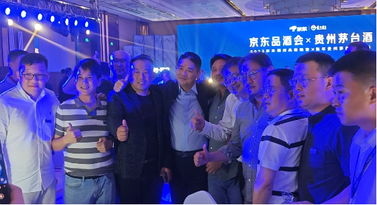 刚刚, 刘强东敬了15桌酒: 喊话王兴, 透露酒旅新动向