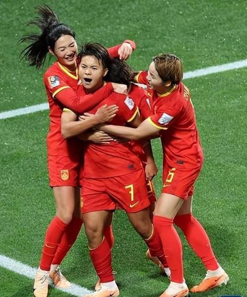 媒体人爆中国女足0：8惨败惹怒了高层，米利西奇才下课的，非足协让其下课。至于是