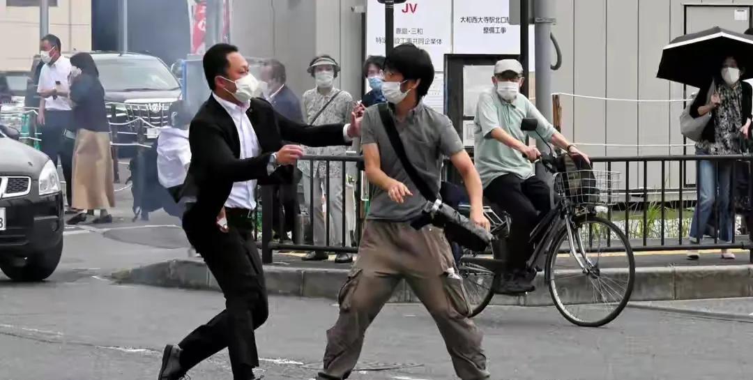 日本奈良警署表示，物品不在接收，但钱可以。大量日本民众给山上彻也捐钱送物，导致