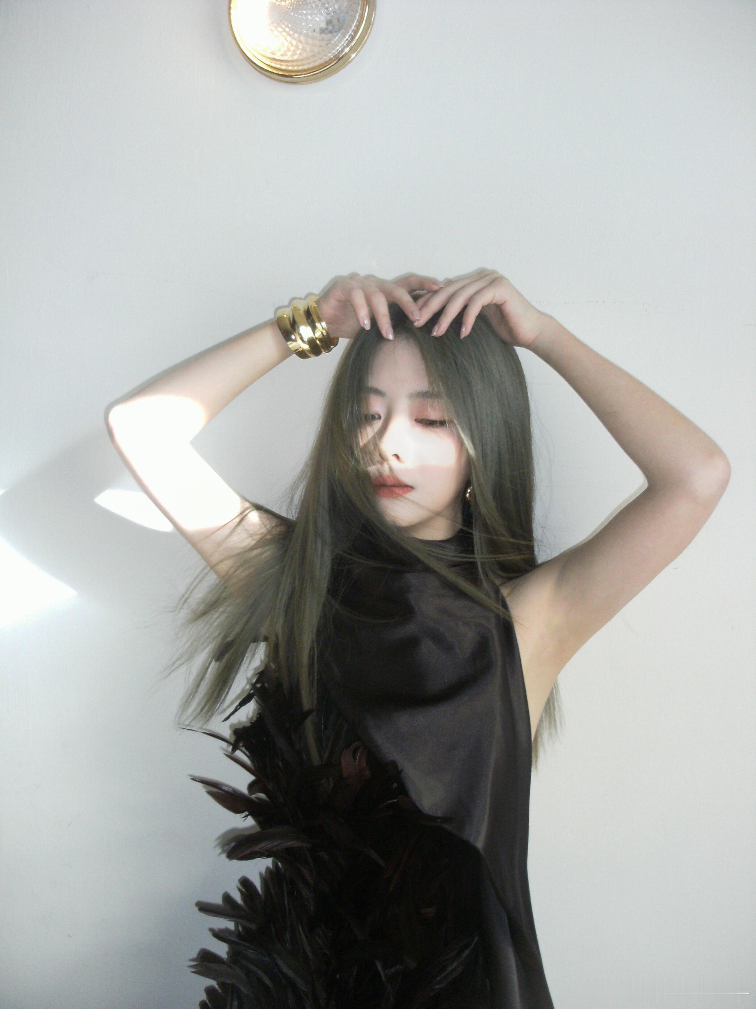 谭松韵变化好大，印象中她一直都是娃娃脸，没想到也能驾驭这种清冷感造型，爱了