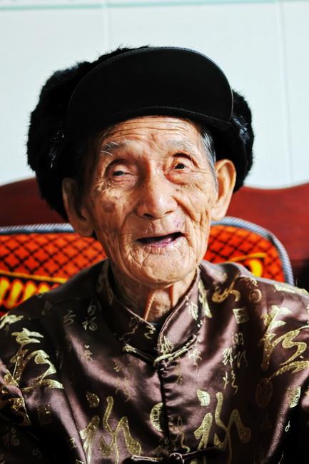他生于清光绪24年, 2016年以118岁高龄无疾而逝, 是最长寿的老红军