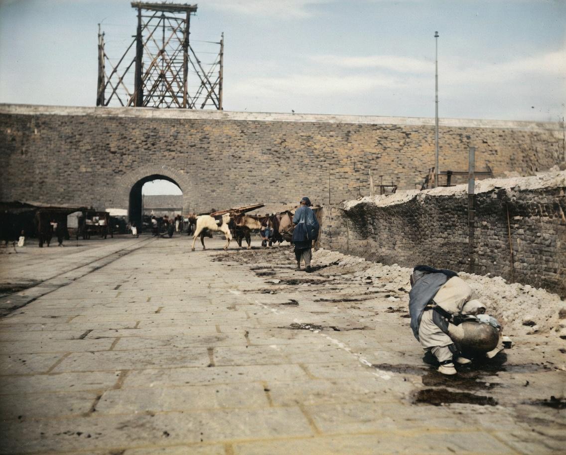 1902年，北京正阳门。庚子事变一把火烧掉了箭楼，为了迎接慈禧和光绪“两宫回銮