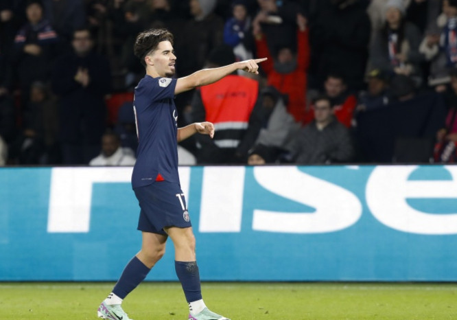 据法媒《巴黎人报》报道，欧冠半决赛首回合对阵拜仁，预计巴黎圣日耳曼将有完整阵容可