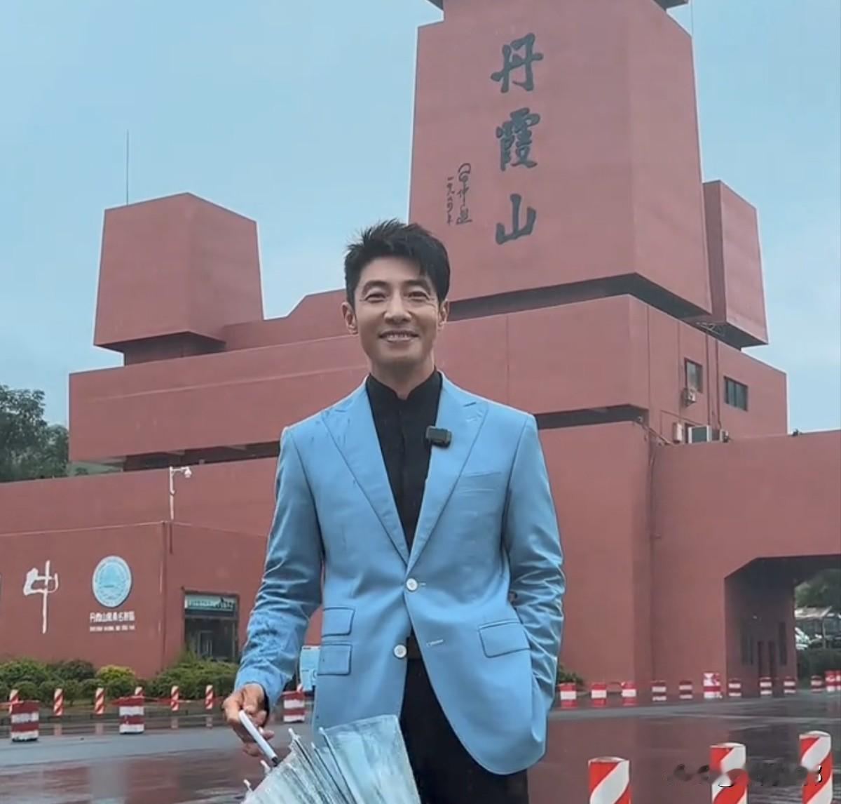 也有网友给出了只要不上班就来丹霞山的下一句，去完丹霞山回来就加班，许多网友跟帖点
