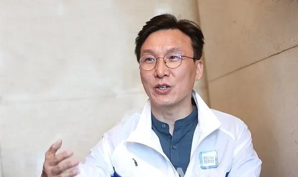 李在明选定金民锡当韩国新一任的总理，看来他确实没跟错人，他从出道一直紧跟“眯眼哥