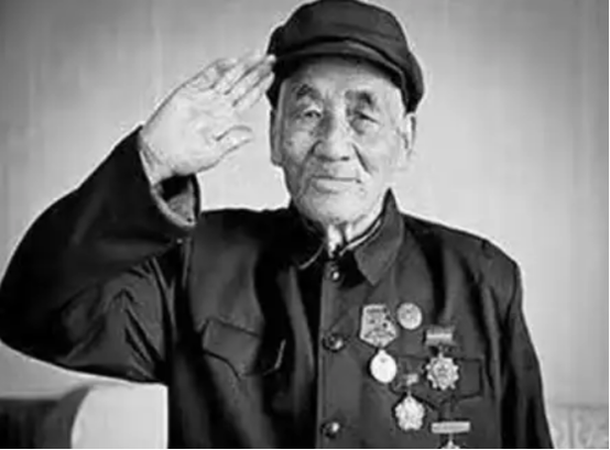 1994年，冬妮来到了志愿军第47军，试图寻找自己父亲的资料。然而，翻遍了所有档