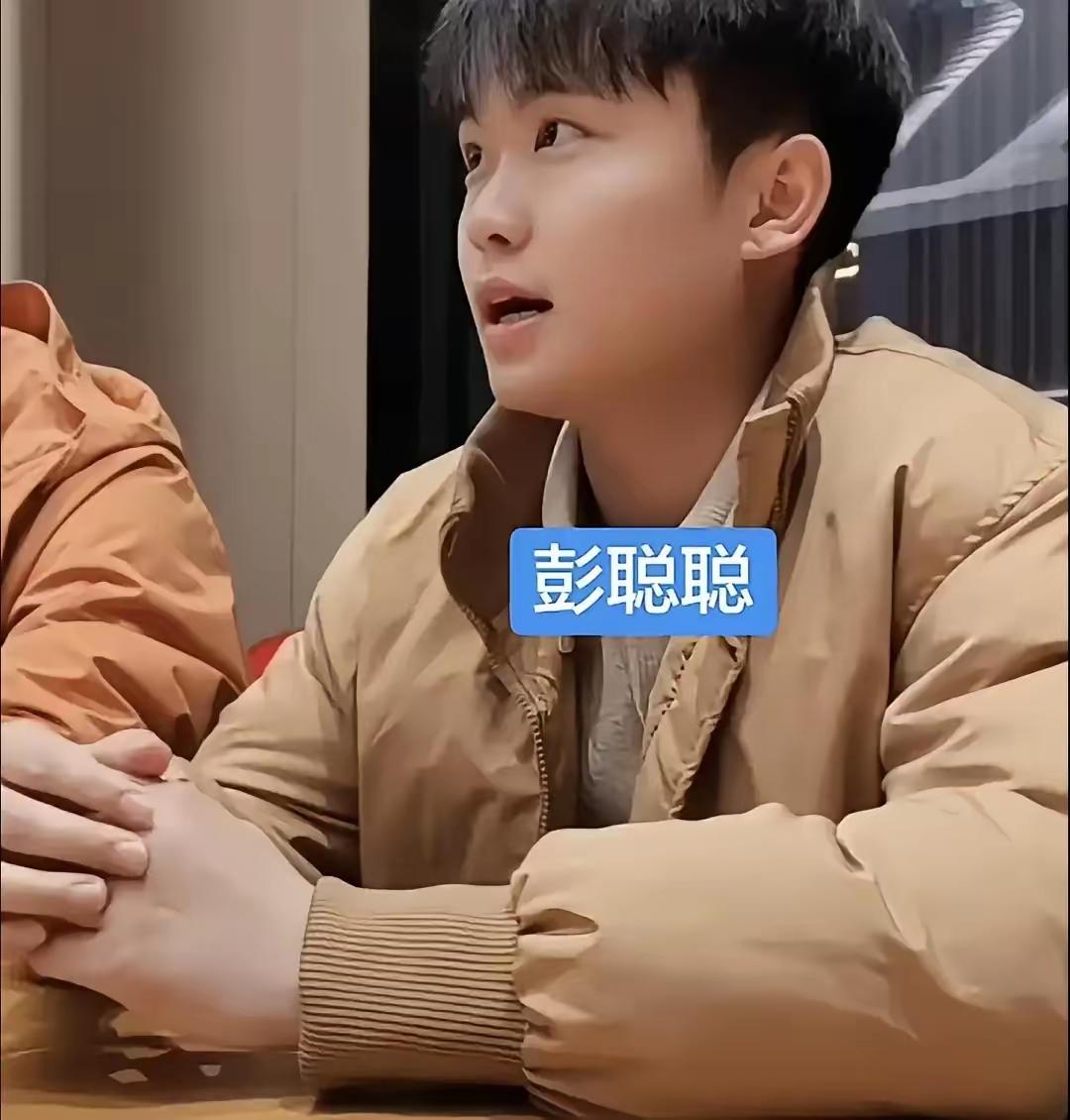 彭聪聪的经历，真的让人看得心里发酸。初中那年，他无意间听见养母跟亲戚聊天时说“这