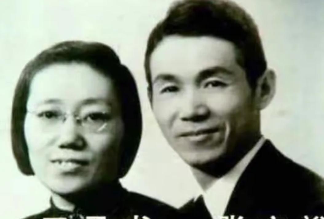 1960年，北大教授张文裕回到家，却发现妻子只留下一封信就离开家，从此音讯全无。