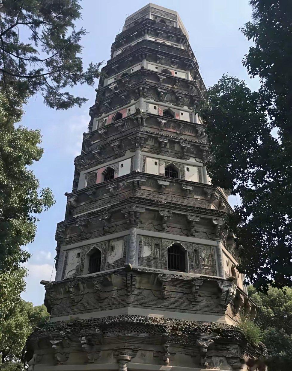 杭州三大名塔，都与钱弘俶有关，一起来看看有怎样的传说；1，六和塔：始建于北宋开