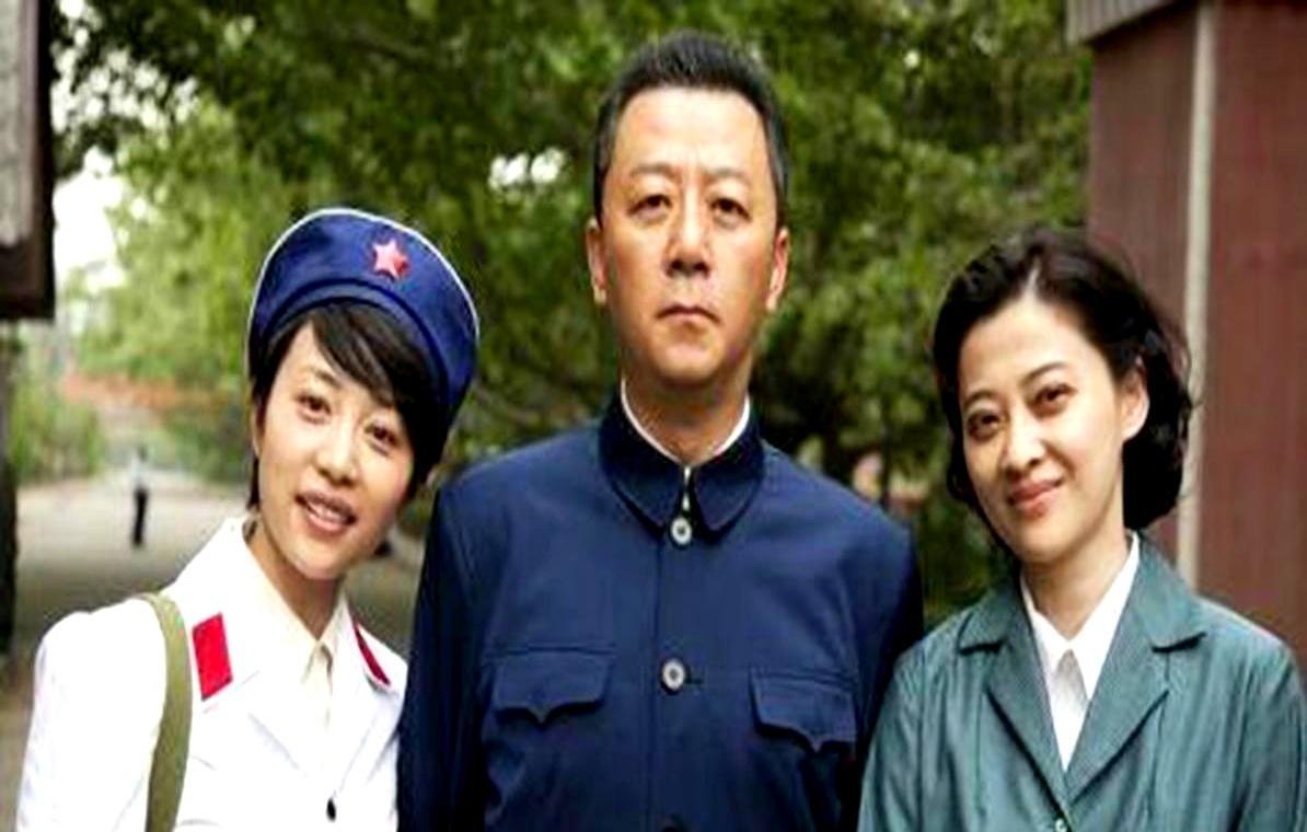 十年前看《父母爱情》，无数人想把江亚菲快进掉。十年后重刷，才发现她是江家唯一清醒