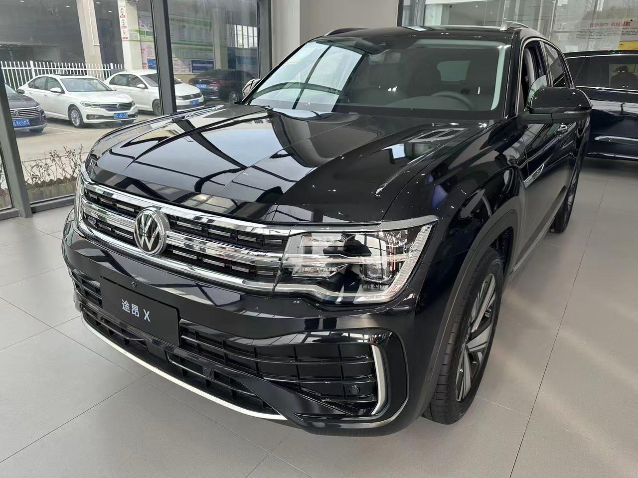 周末没啥事来看看帕萨特，边上摆了一辆途昂X，这车在路上倒是不常见哦。这大众设计