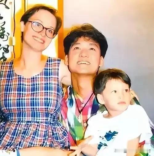 周华健的妻子谁能看出来和周华健同岁，从年轻到60多岁，周华健的妻子看起来就很老气