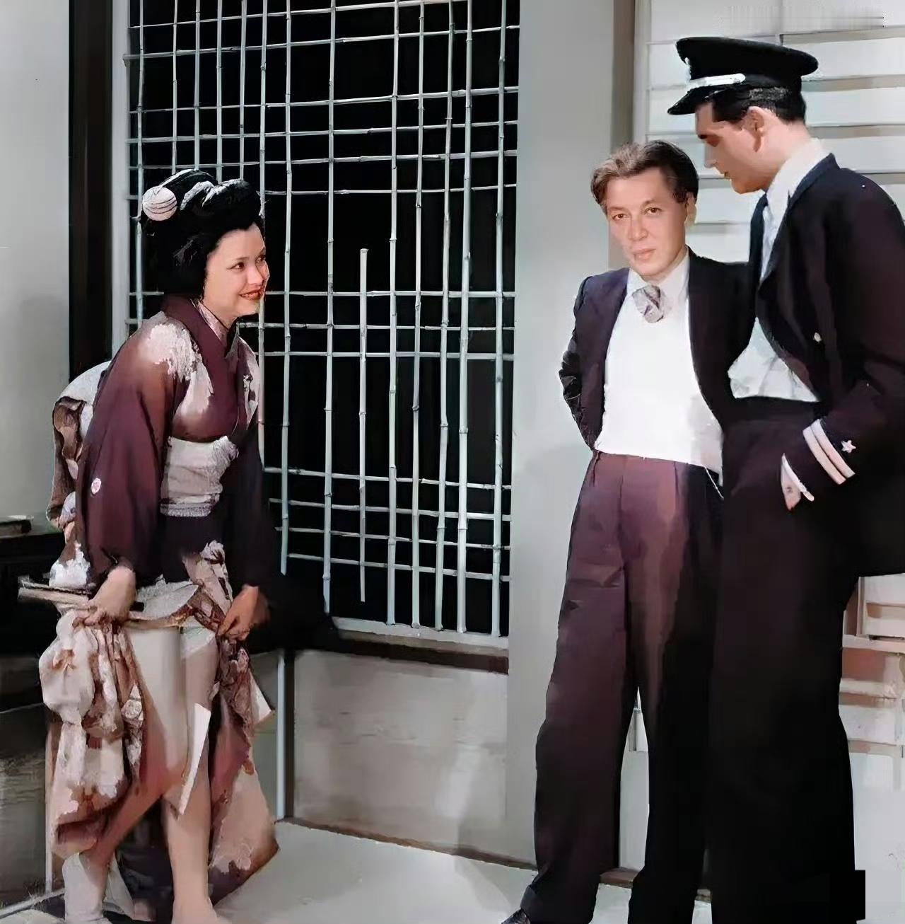 老照片：美军来到日本“慰安所”，因为该名美军不喜欢罗圈腿，慰安所管理人员让日本女