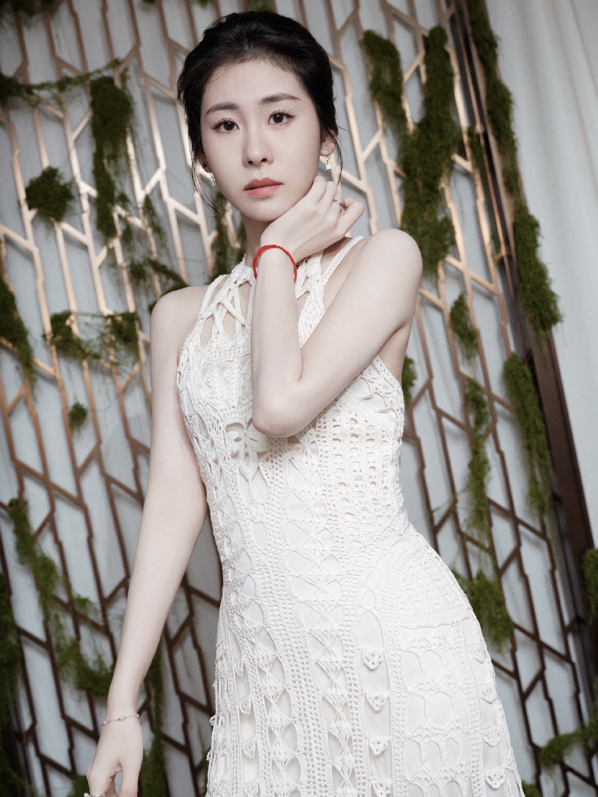 张碧晨，蕾丝镂空白裙，婉约的柔美气质。张碧晨