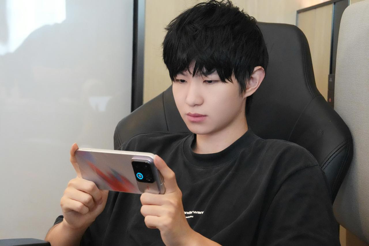 荣耀WIN2真机曝光，这配色似曾相识，iQOO15凌云配色？骁龙8EE6处