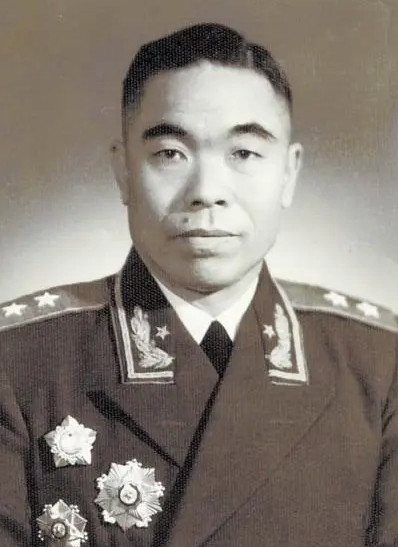 1951年，彭德怀元帅急忙赶往汉城北岸，惊恐发现五十军快要全军覆没，身为军长的曾