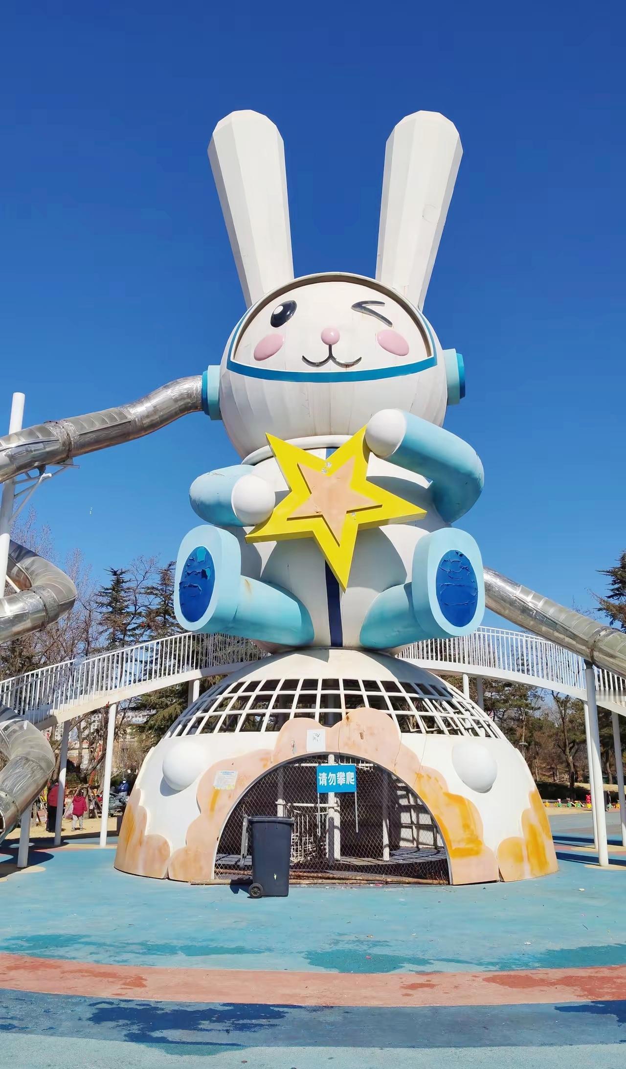 和朋友约好下周出游，她第一句话就是：“千万别带老公！”​细问才知道，她老公连她