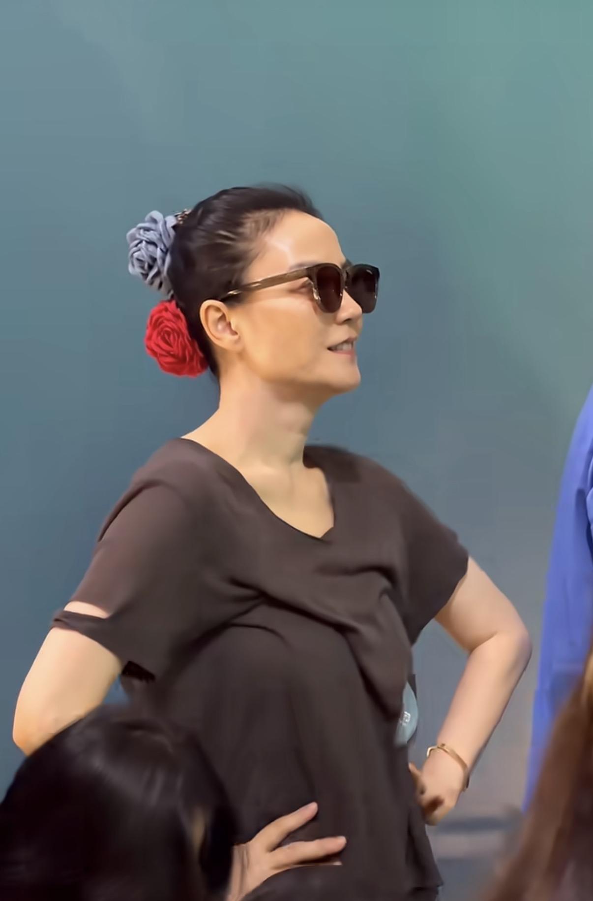 阿那亚王菲女儿一出场就起来给女儿欢呼，谁能看出来王菲都57岁了，生图还是很抗打的
