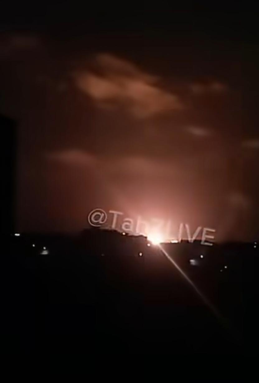当地时间今天凌晨，也门胡塞武装发射数枚弹道导弹打击了亚丁国际机场附近的巴德尔军营
