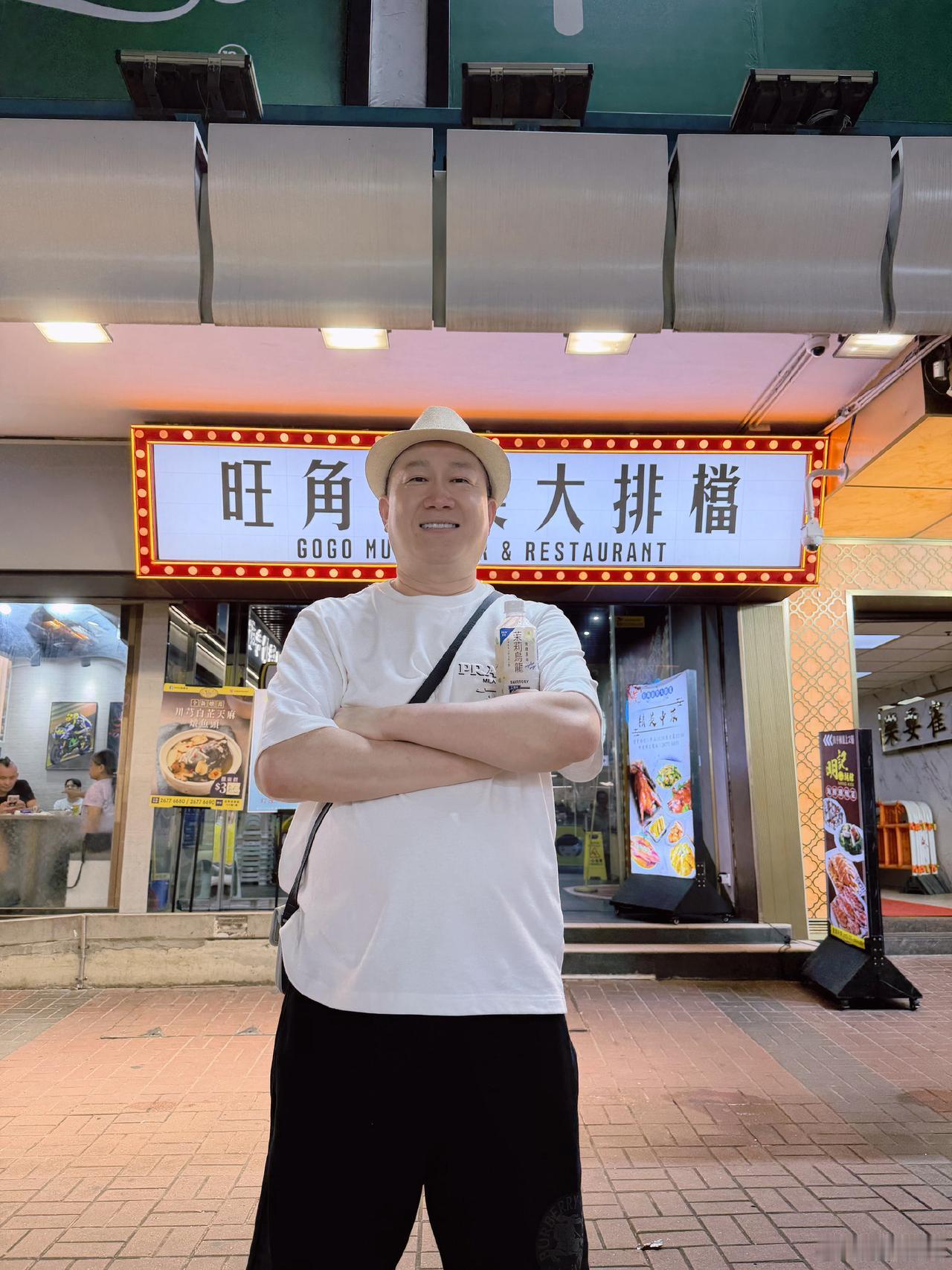 张鹤伦这趟香港行，主打一个“港片DNA动了”！别的艺人逛商场打卡，伦哥直奔砵