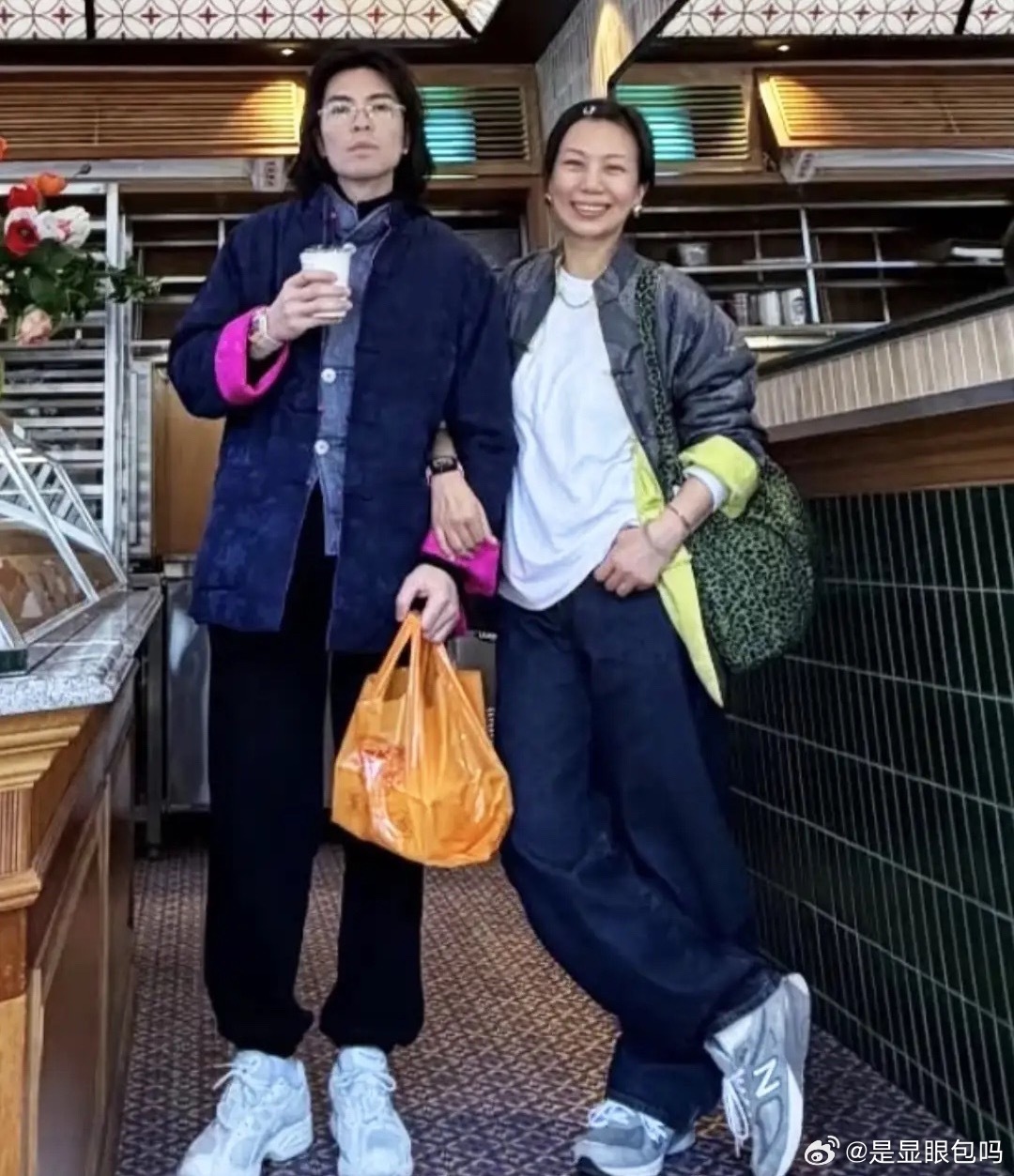 林有慧陪老公萧敬腾演出，两口子都是纯素颜没化妆，一眼就能看出来14岁年龄差。结婚