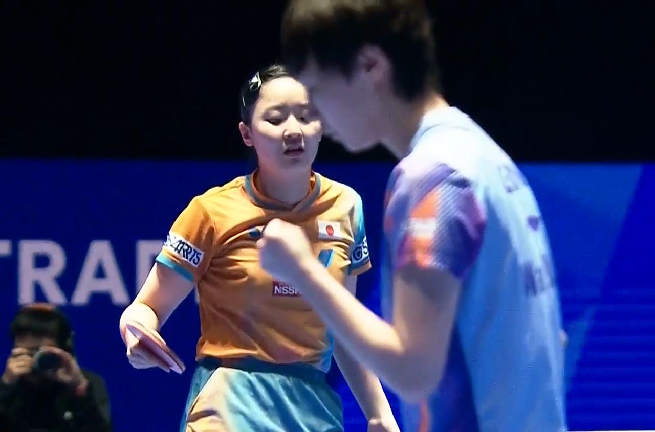 突发！张本美和懵了。王曼昱发球的时候，张本美和以为是擦网没接，结果裁判认为