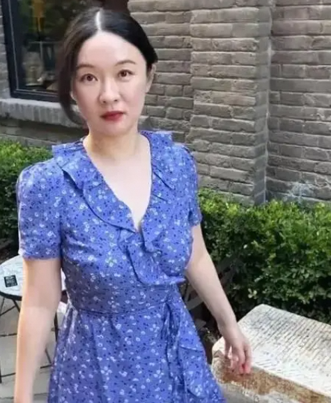 霍思燕45岁身材成焦点，郊区生活背后是何种选择?