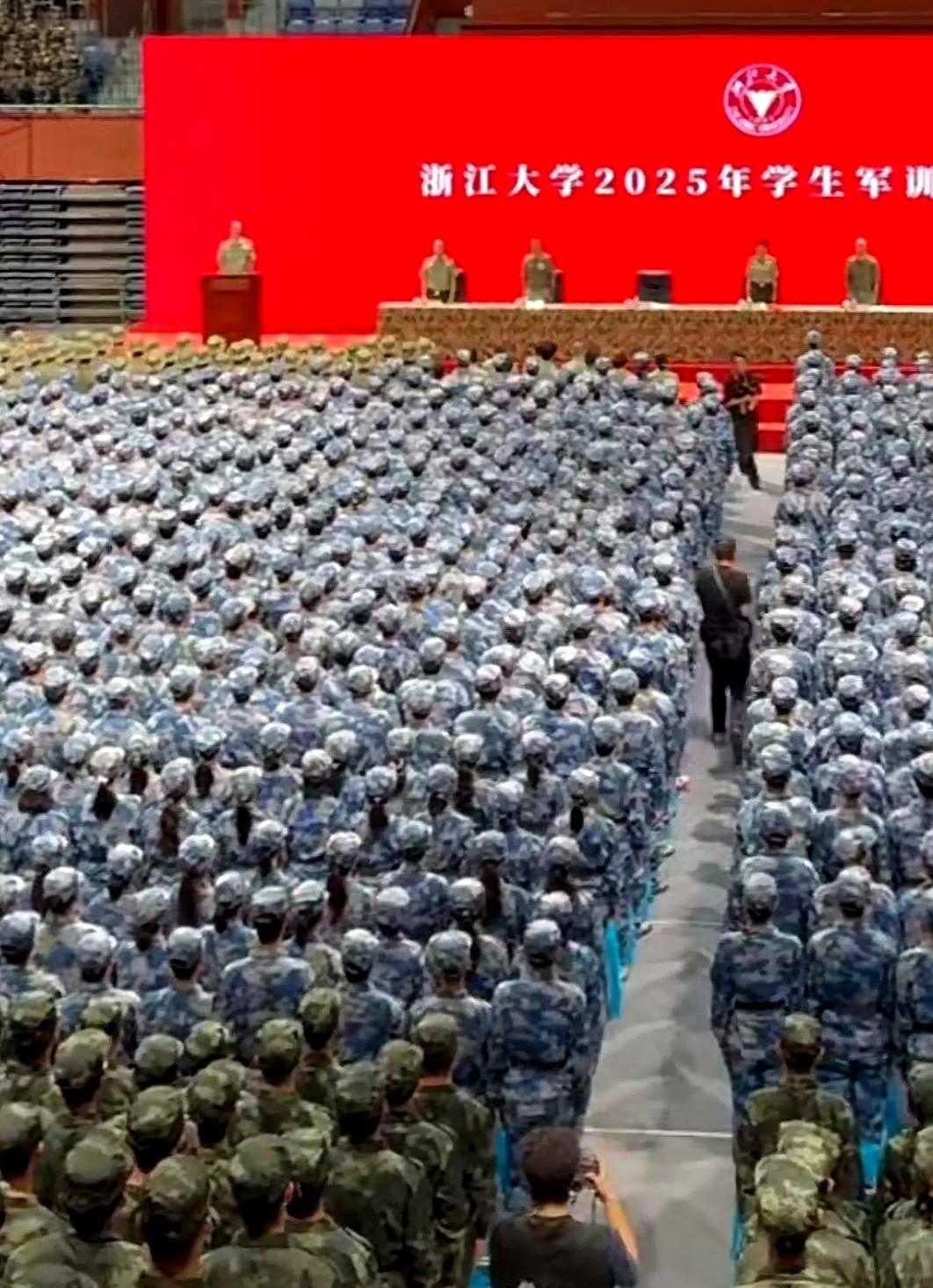 一条“地缝”梗，把武大送上热搜。浙大升旗照刷屏，武大被点名“找缝”，火药味浓得