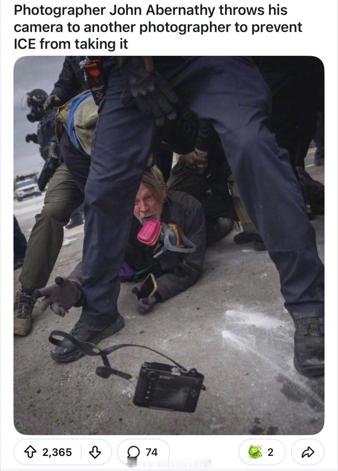 摄影记者在被ICE按地上时，把相机扔给同行：「哥们，接住我的相机，别让ICE拿走
